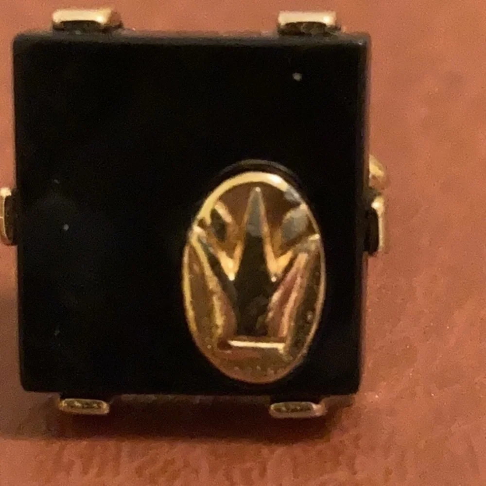 Vintage men’s Swank black square and gold tone regal looking cuff links